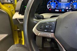 keltainen Volkswagen Golf 2020 kuva 12.