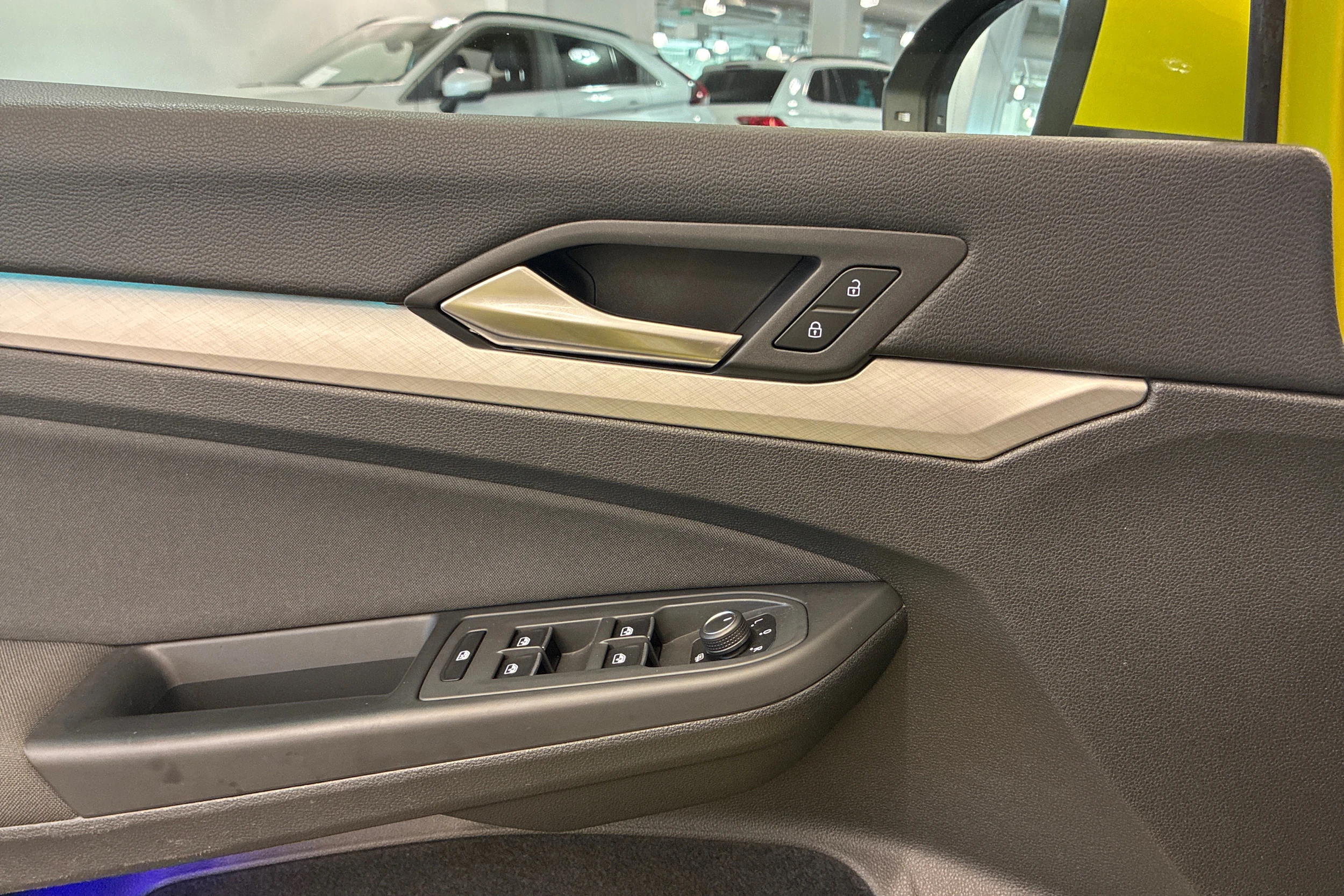 keltainen Volkswagen Golf 2020 kuva 19.