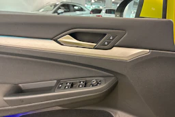 keltainen Volkswagen Golf 2020 kuva 19.