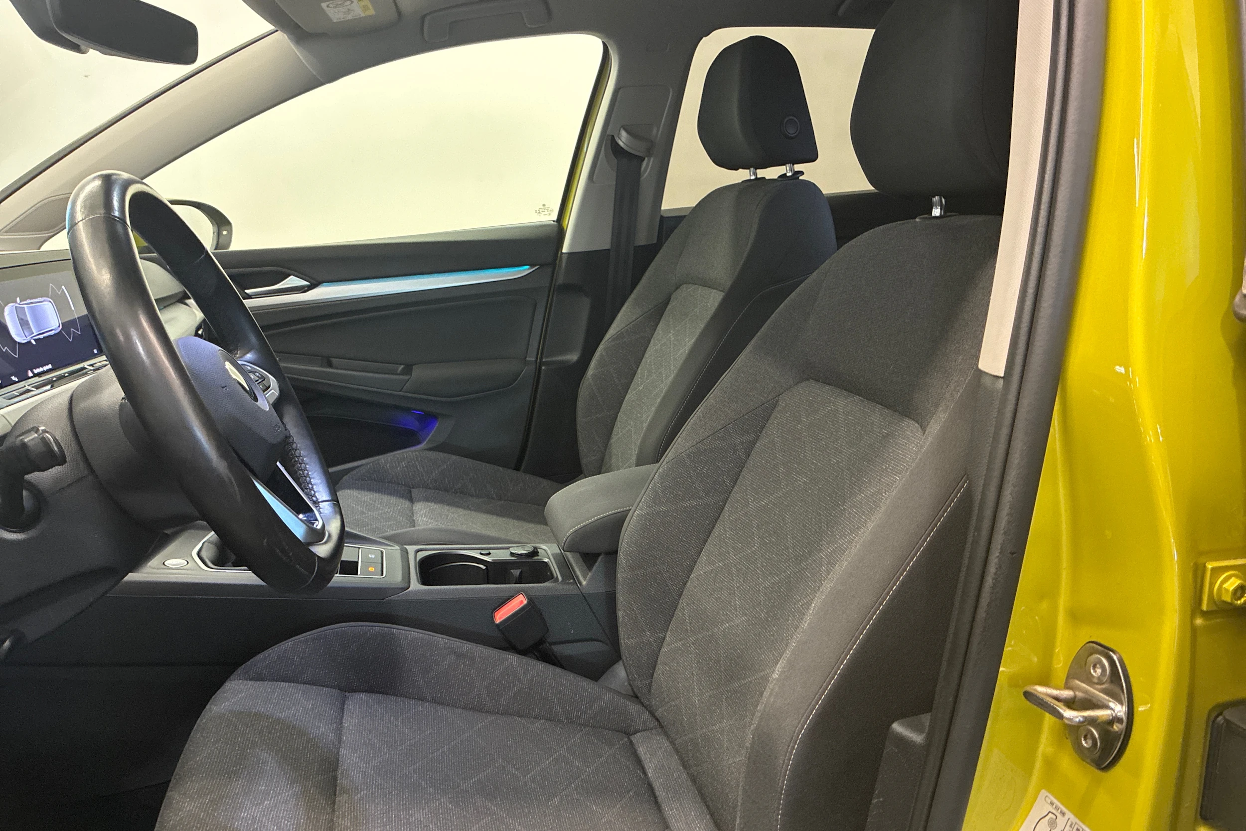 keltainen Volkswagen Golf 2020 kuva 21.
