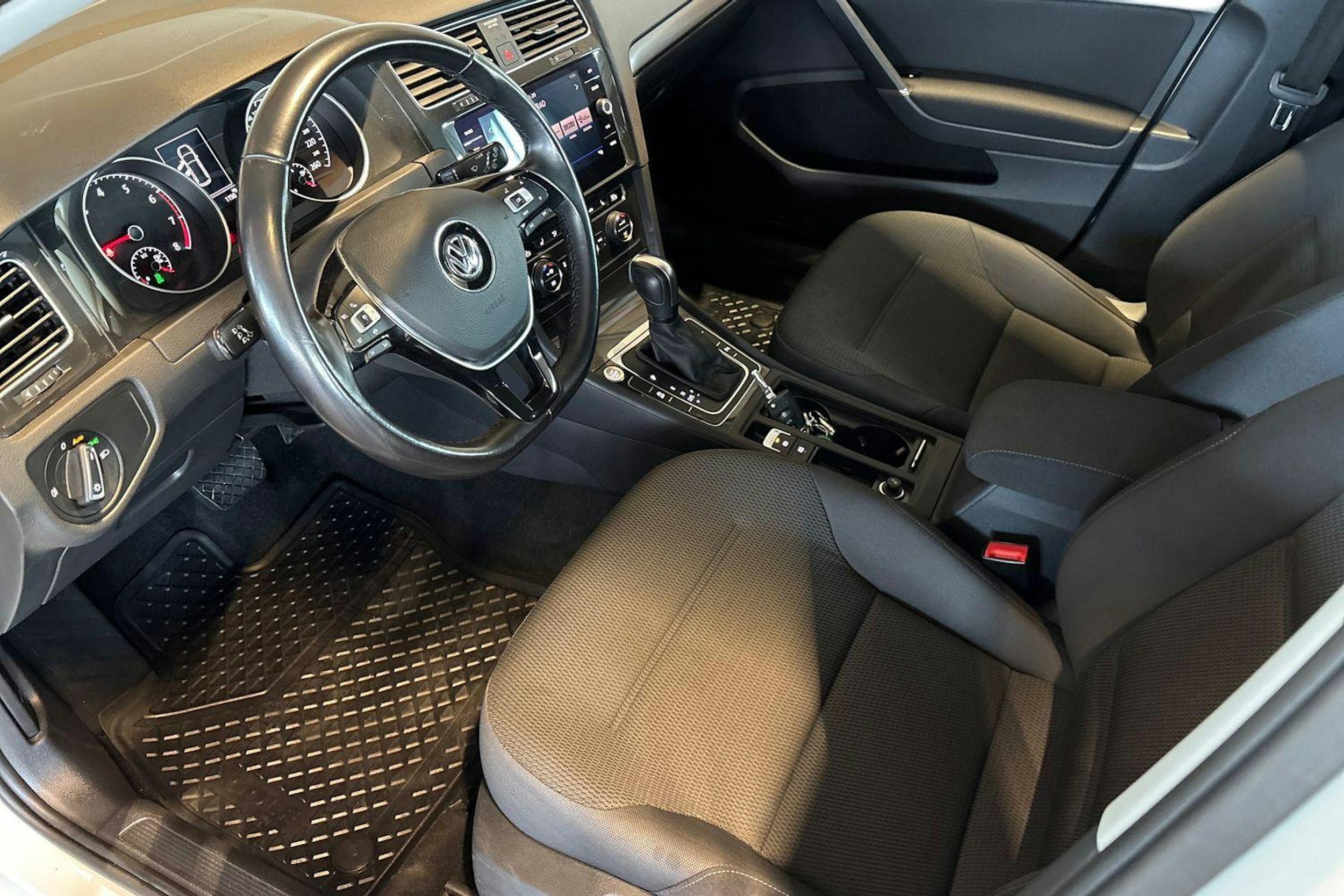 valkoinen Volkswagen Golf 2020 kuva 7.