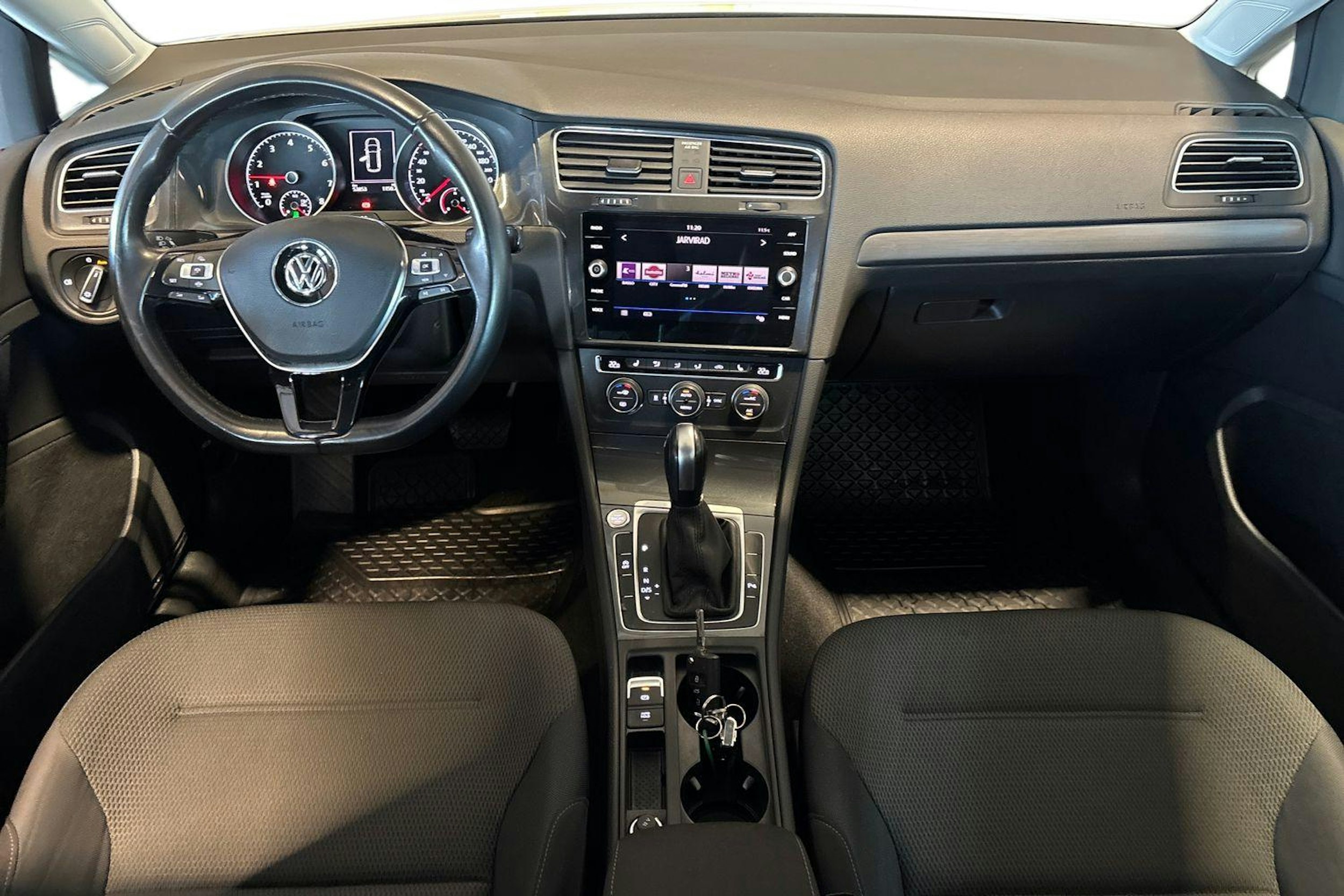 valkoinen Volkswagen Golf 2020 kuva 9.