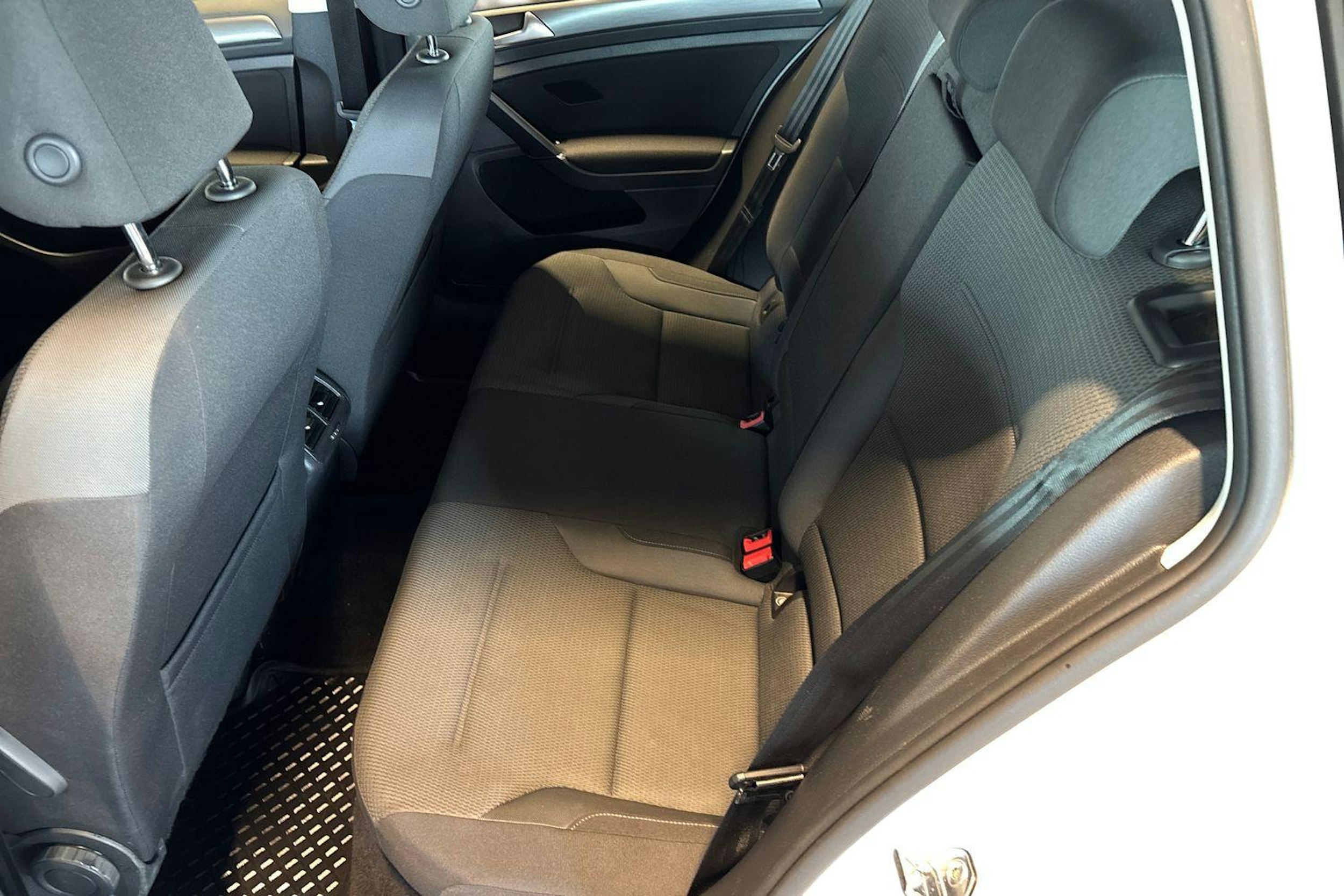 valkoinen Volkswagen Golf 2020 kuva 10.