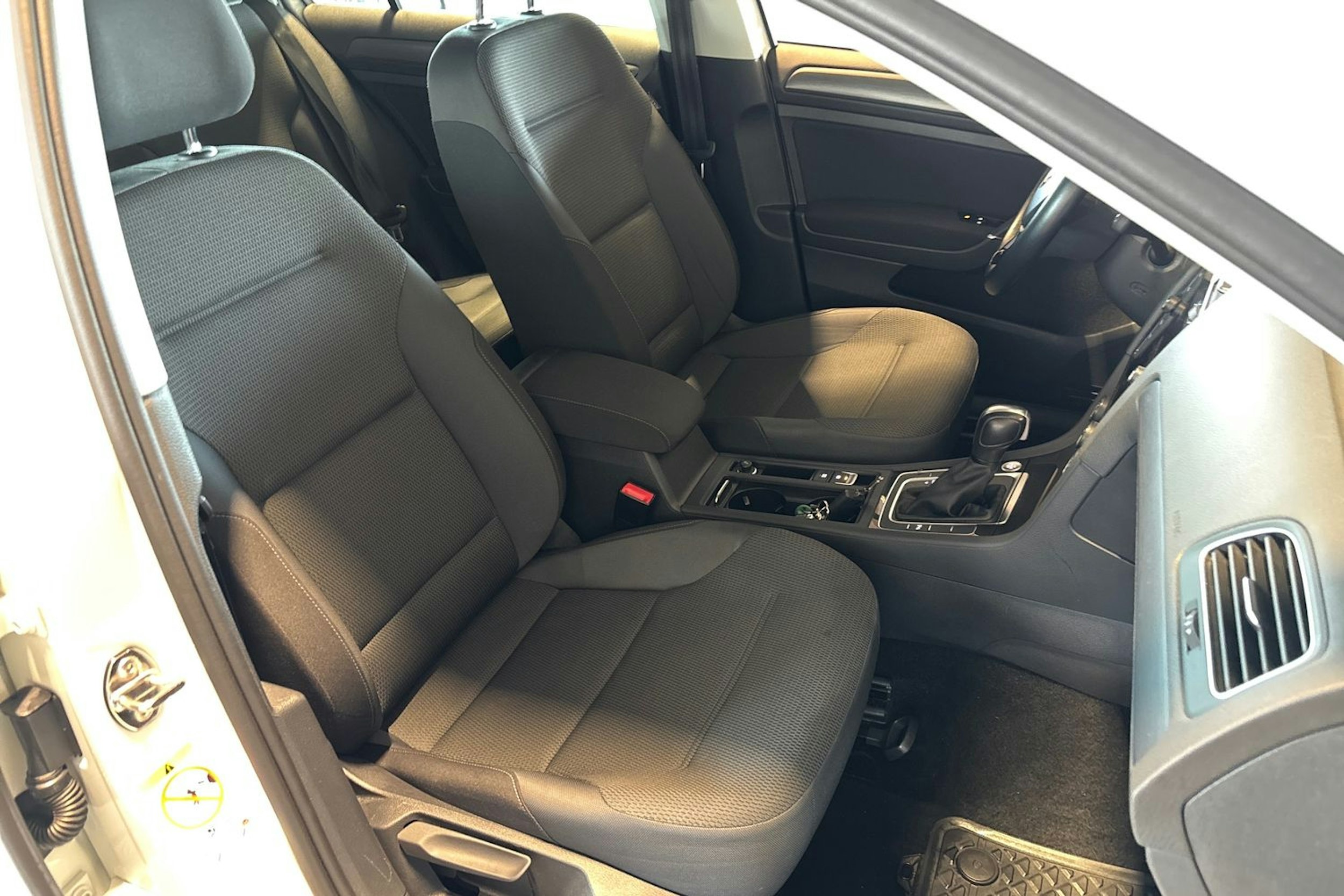 valkoinen Volkswagen Golf 2020 kuva 15.