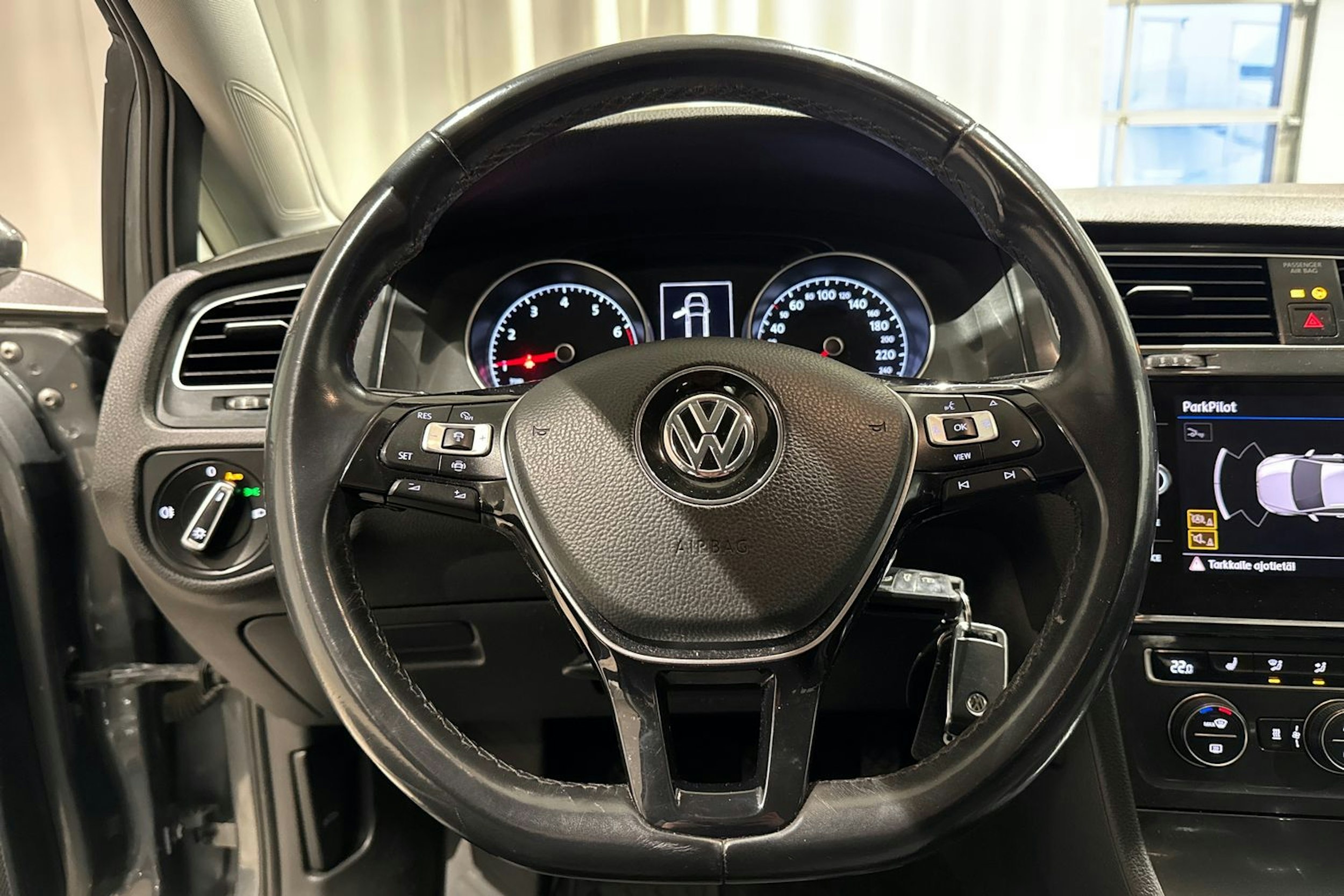 harmaa Volkswagen Golf 2020 kuva 17.