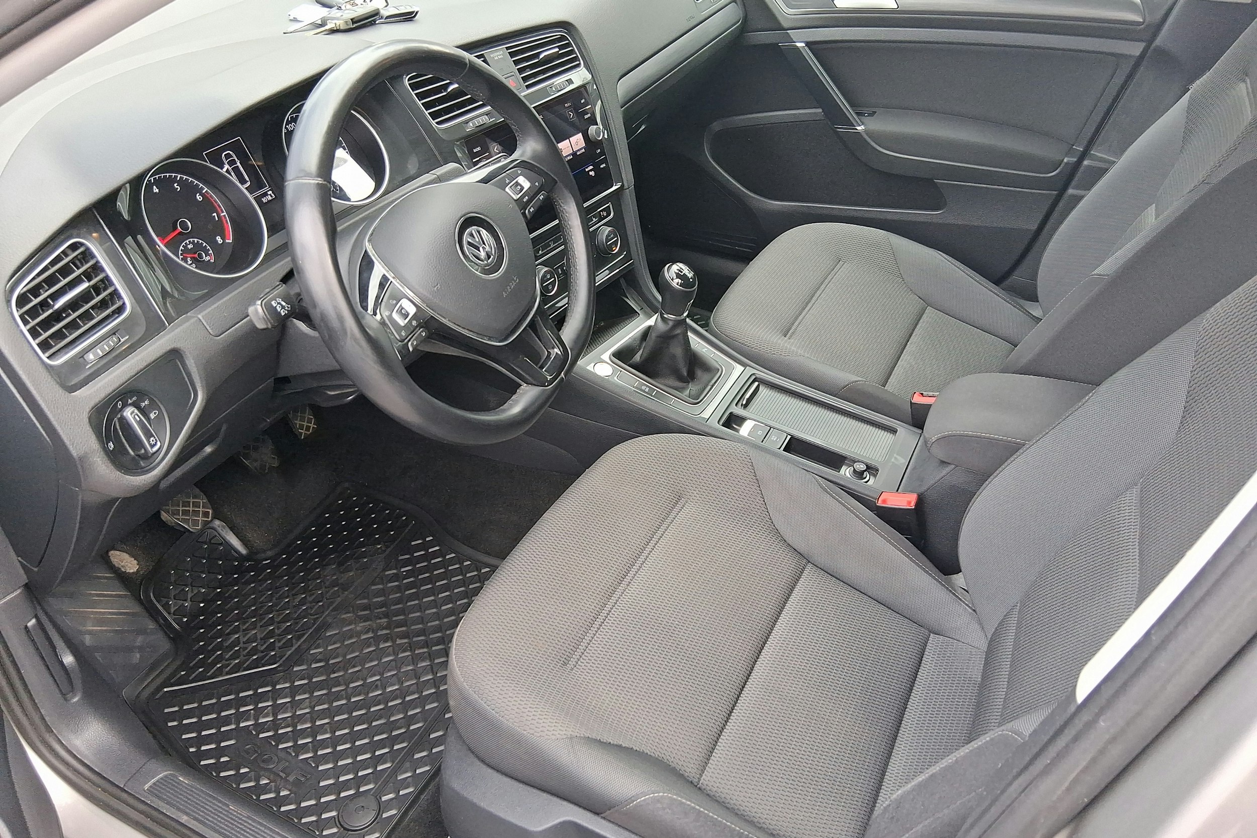 harmaa Volkswagen Golf 2020 kuva 6.