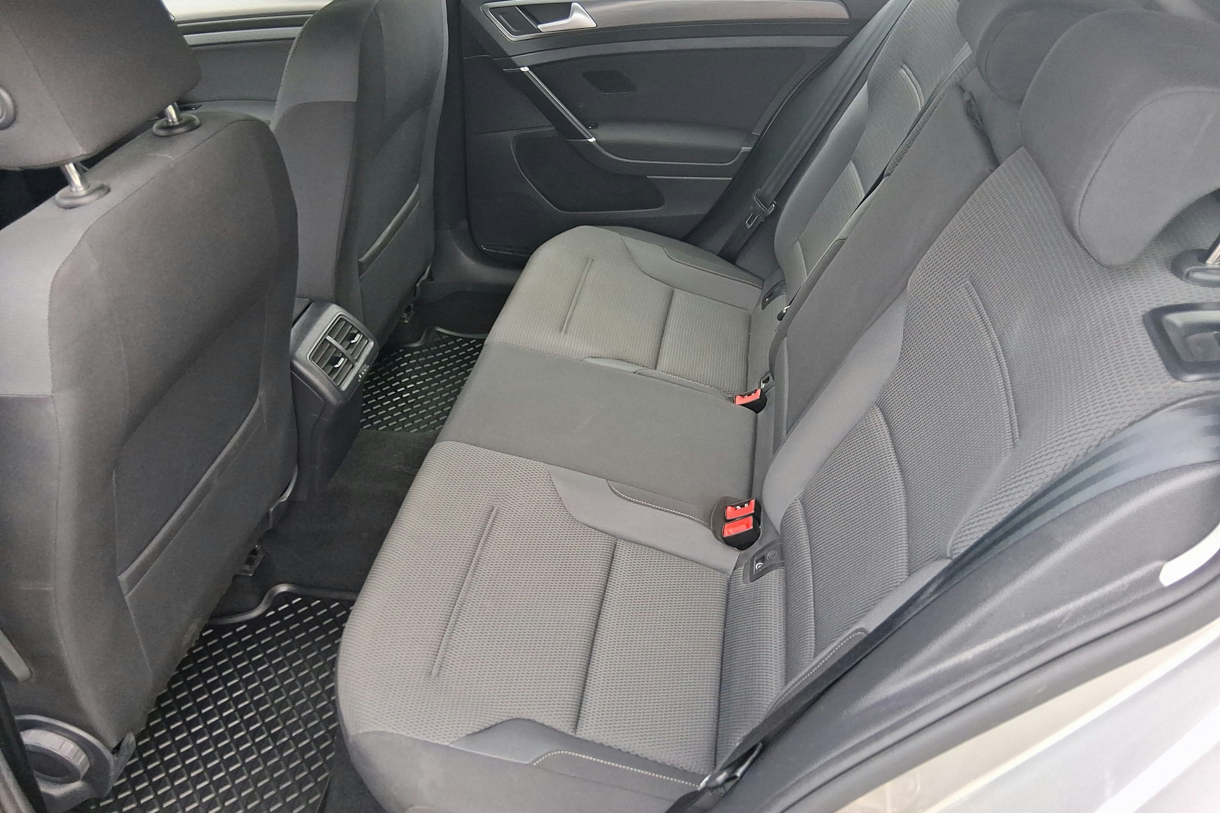 harmaa Volkswagen Golf 2020 kuva 8.