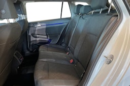 valkoinen Volkswagen Golf 2021 kuva 8.