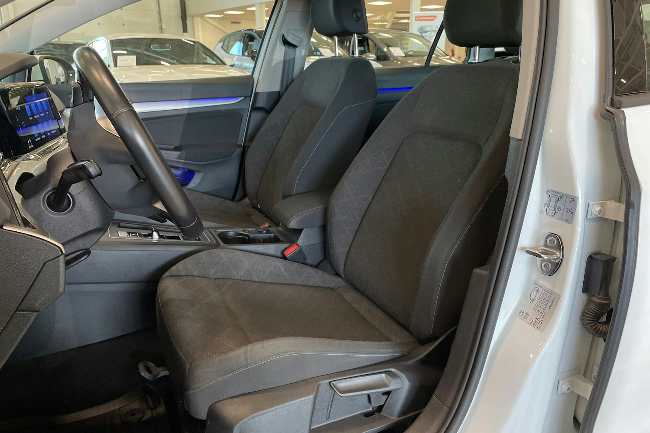 valkoinen Volkswagen Golf 2021 kuva 11.