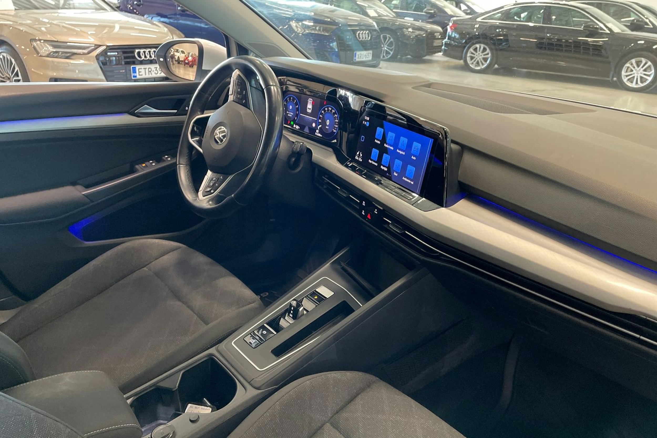 valkoinen Volkswagen Golf 2021 kuva 12.
