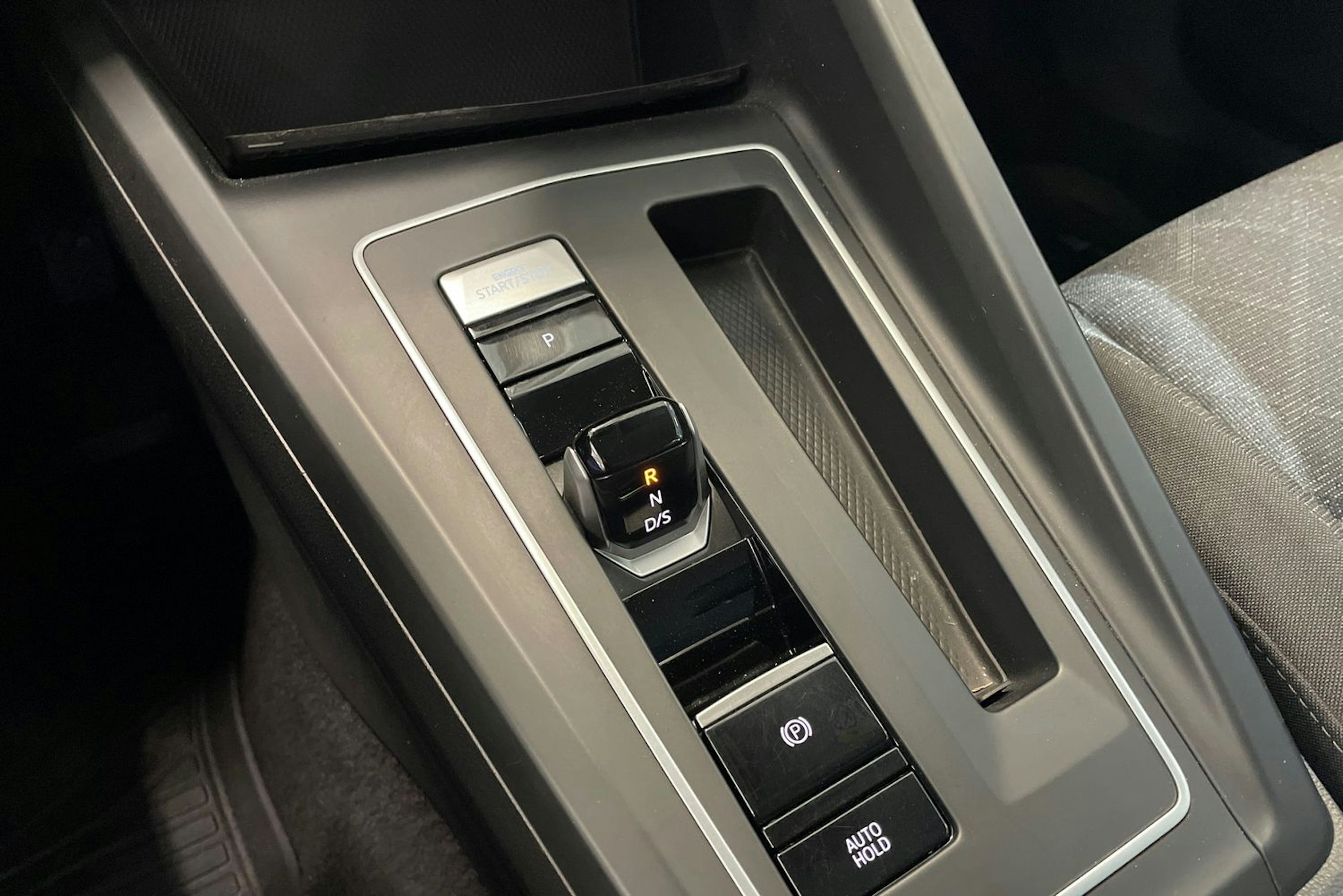 valkoinen Volkswagen Golf 2021 kuva 28.