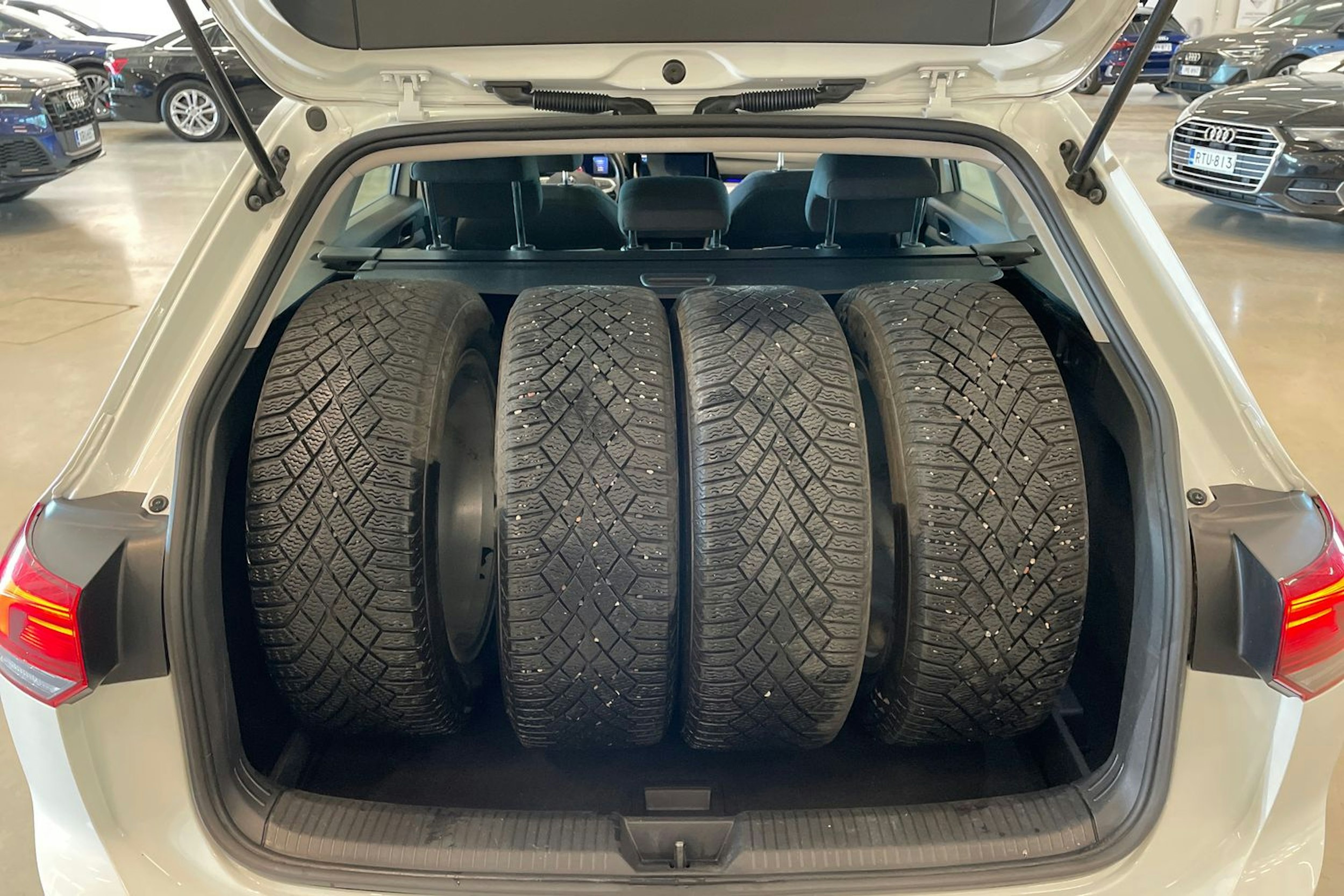 valkoinen Volkswagen Golf 2021 kuva 32.