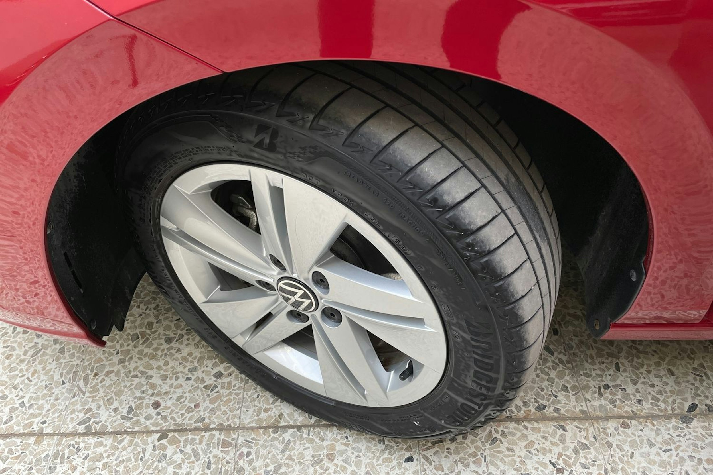 punainen Volkswagen Golf 2021 kuva 13.