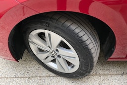 punainen Volkswagen Golf 2021 kuva 13.