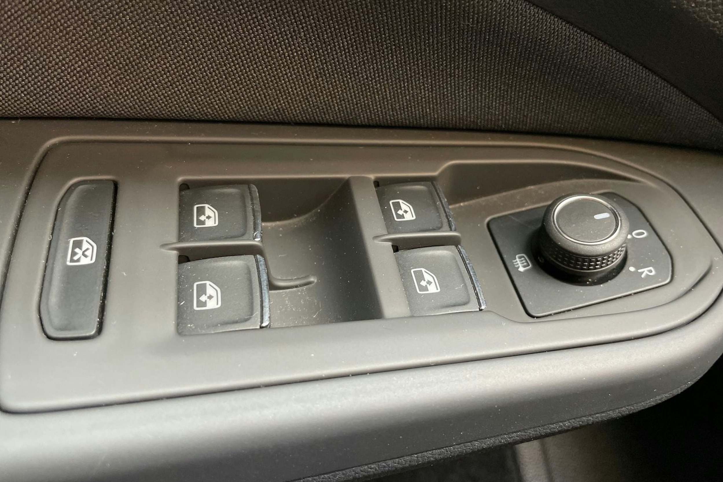 punainen Volkswagen Golf 2021 kuva 18.