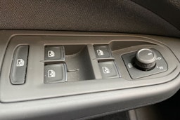 punainen Volkswagen Golf 2021 kuva 18.