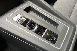 punainen Volkswagen Golf 2021 kuva 24.