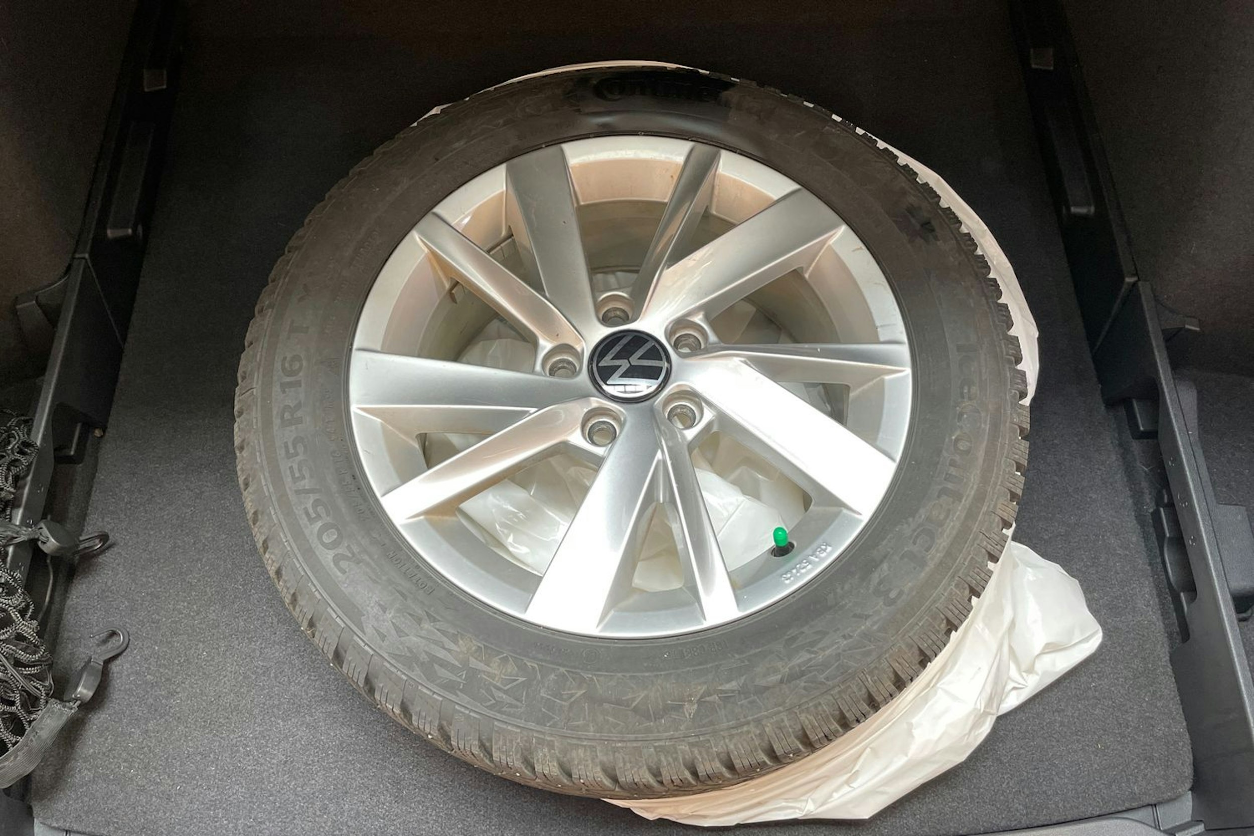 punainen Volkswagen Golf 2021 kuva 27.