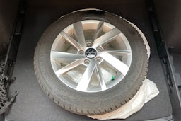 punainen Volkswagen Golf 2021 kuva 27.