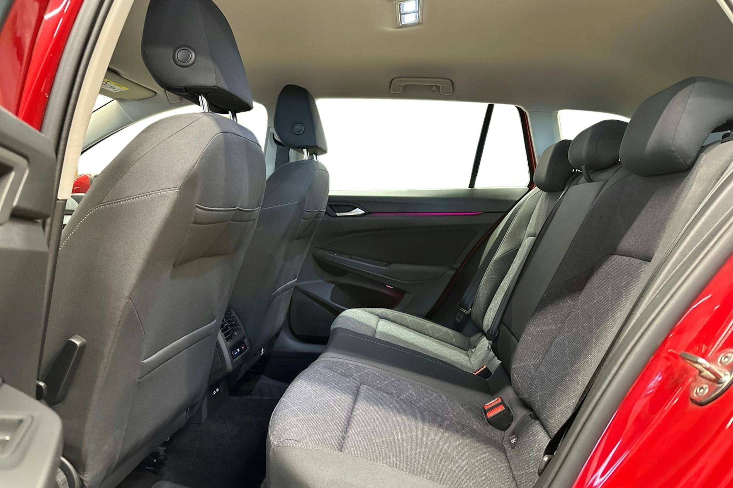 punainen Volkswagen Golf 2021 kuva 12.