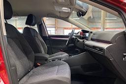punainen Volkswagen Golf 2021 kuva 14.