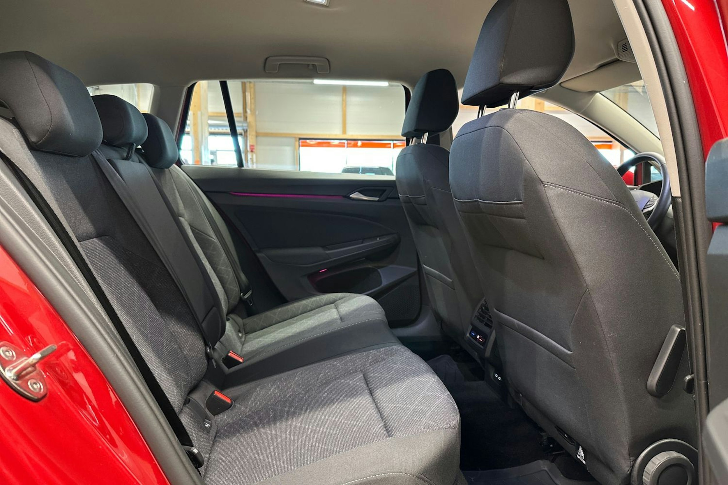 punainen Volkswagen Golf 2021 kuva 15.