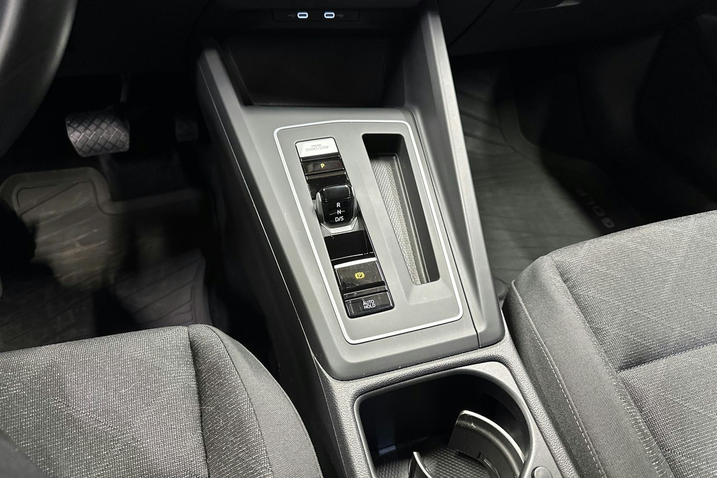 punainen Volkswagen Golf 2021 kuva 23.