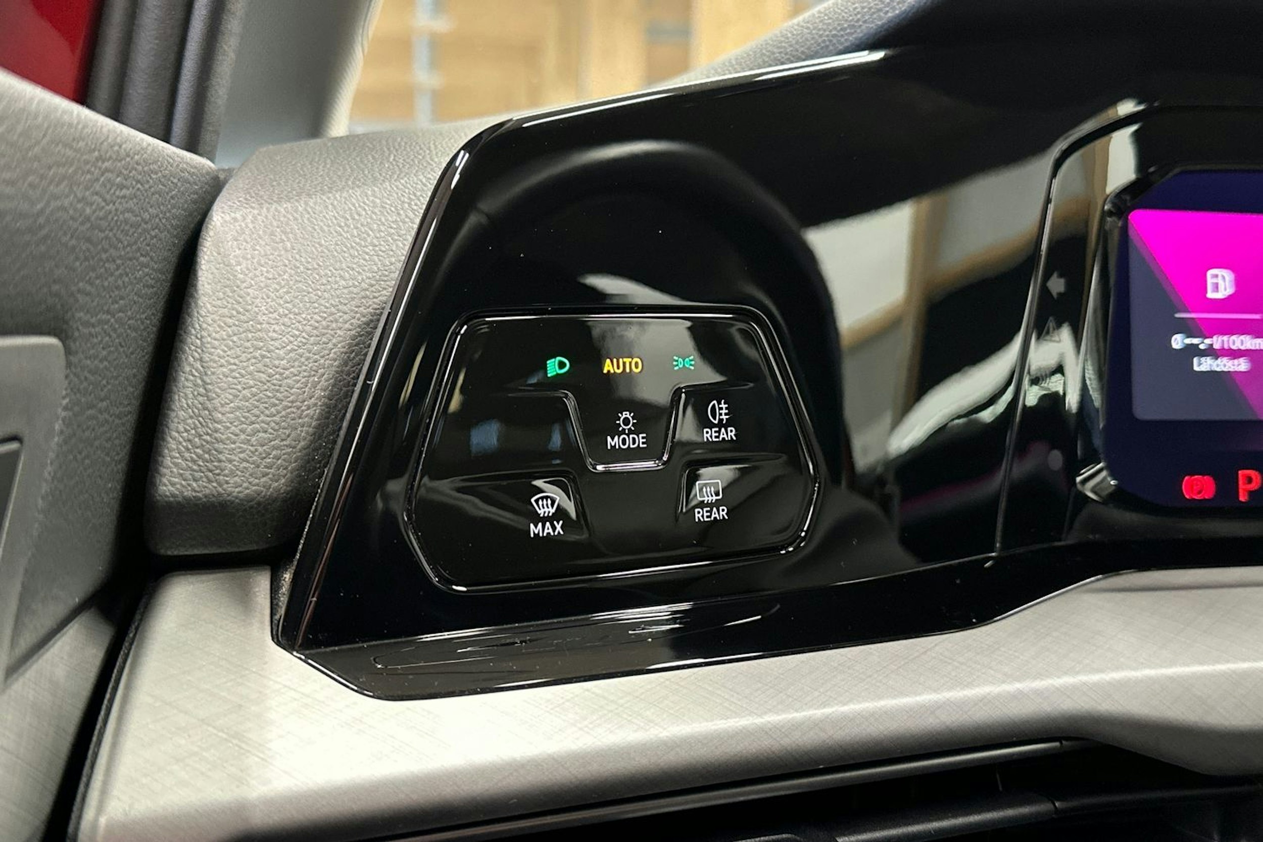 punainen Volkswagen Golf 2021 kuva 28.