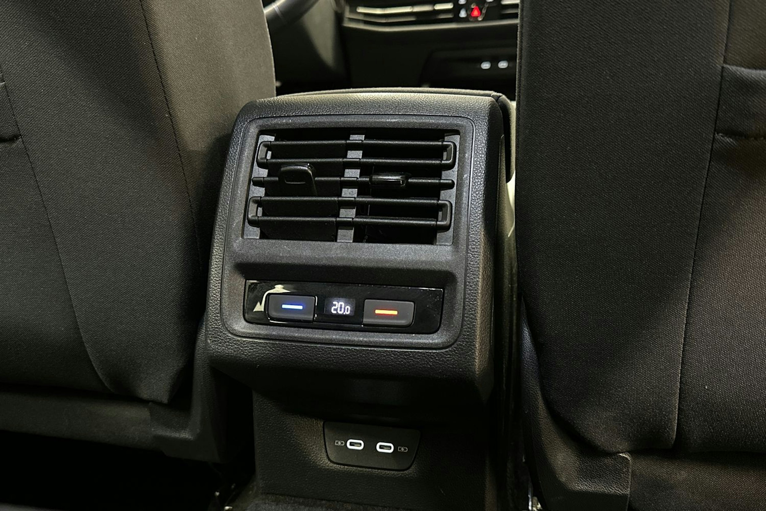 punainen Volkswagen Golf 2021 kuva 30.