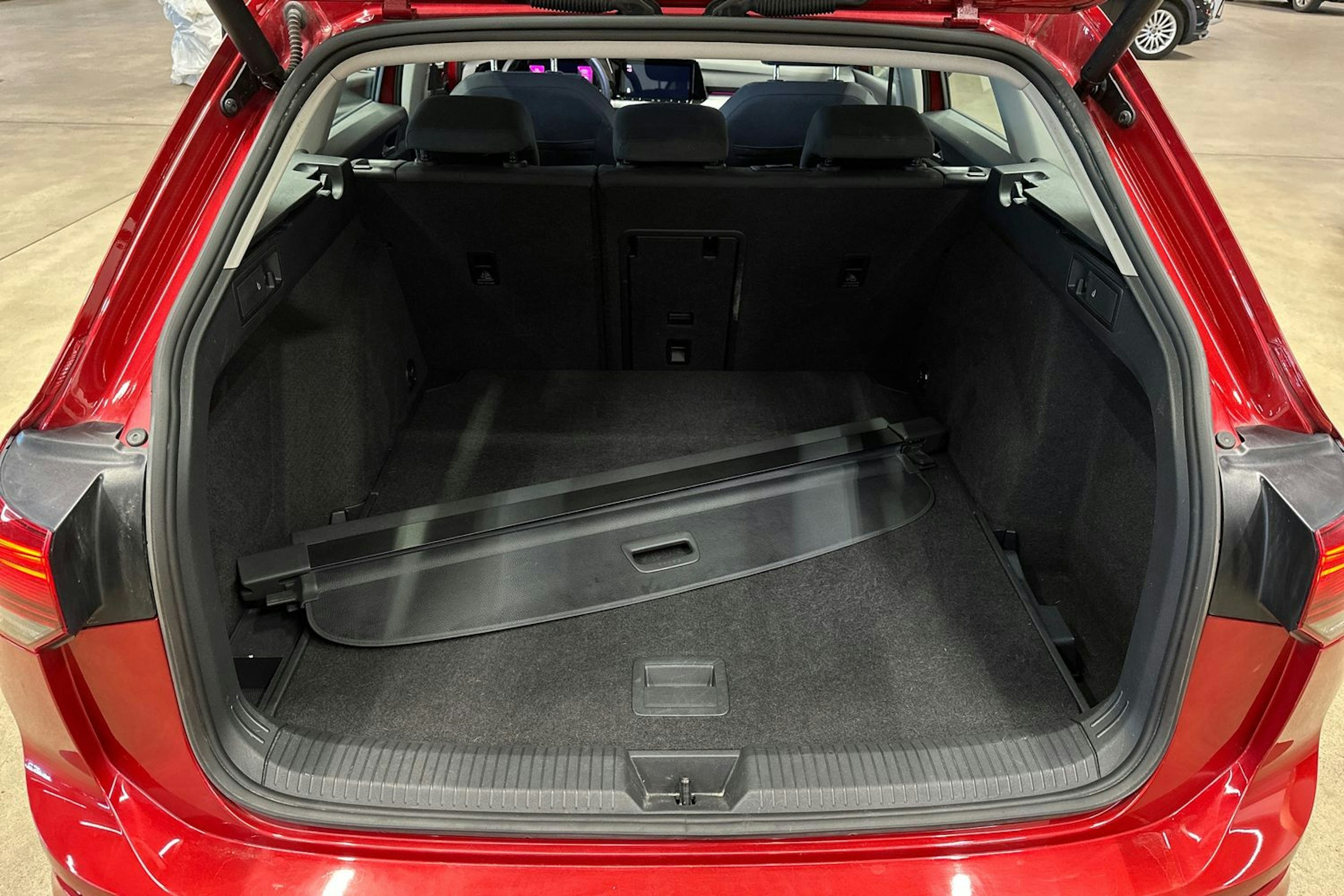 punainen Volkswagen Golf 2021 kuva 31.