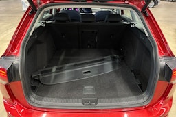 punainen Volkswagen Golf 2021 kuva 31.