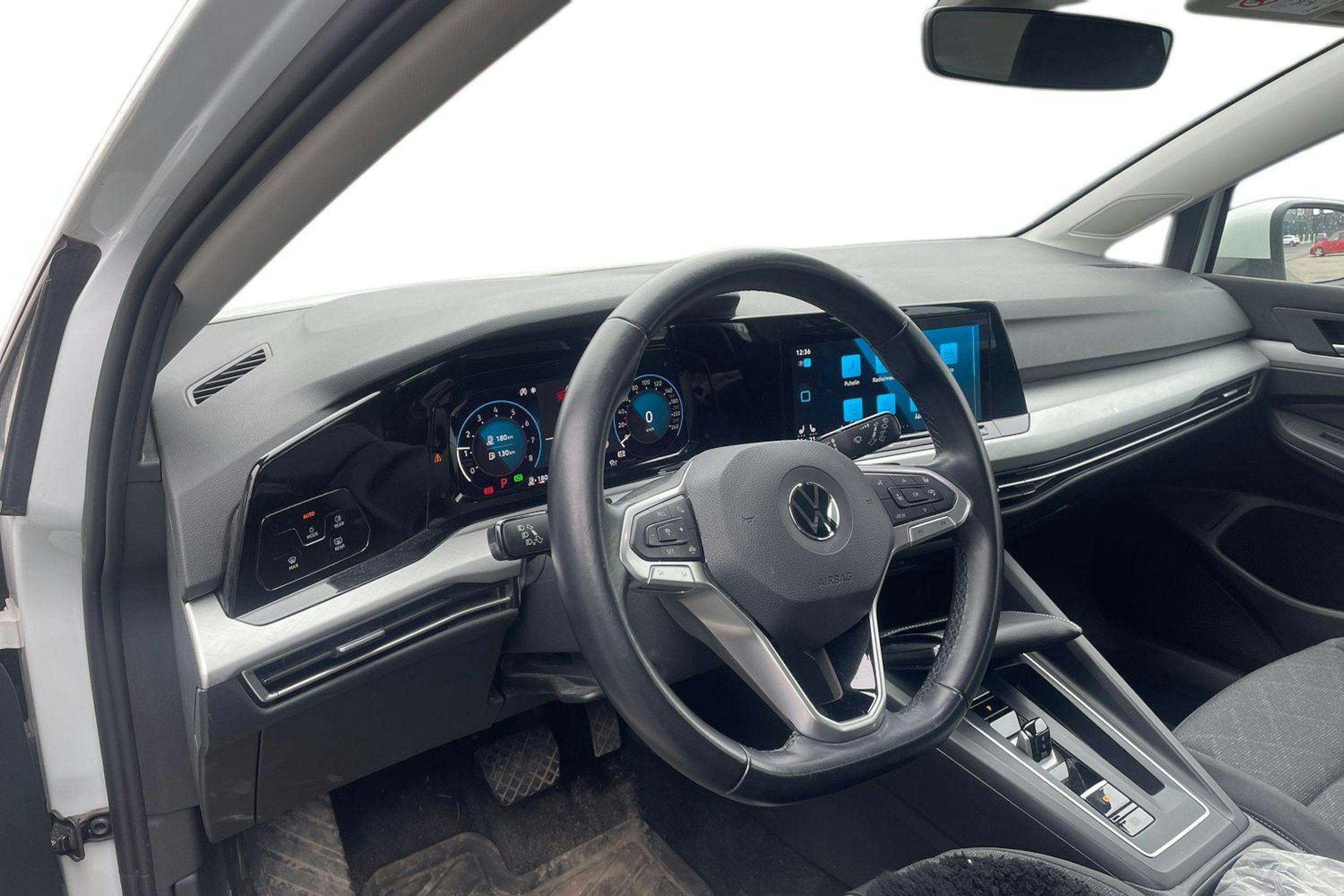 valkoinen Volkswagen Golf 2021 kuva 3.