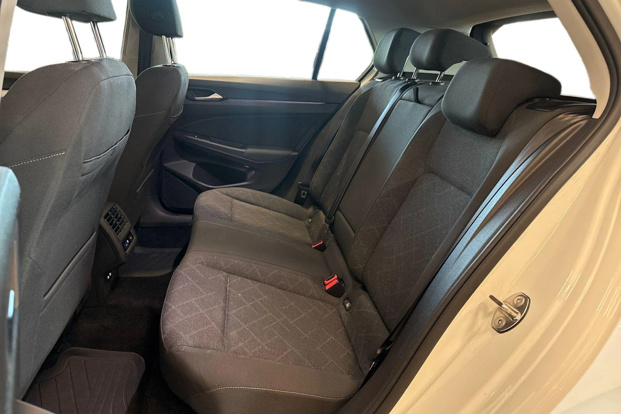 valkoinen Volkswagen Golf 2021 kuva 8.