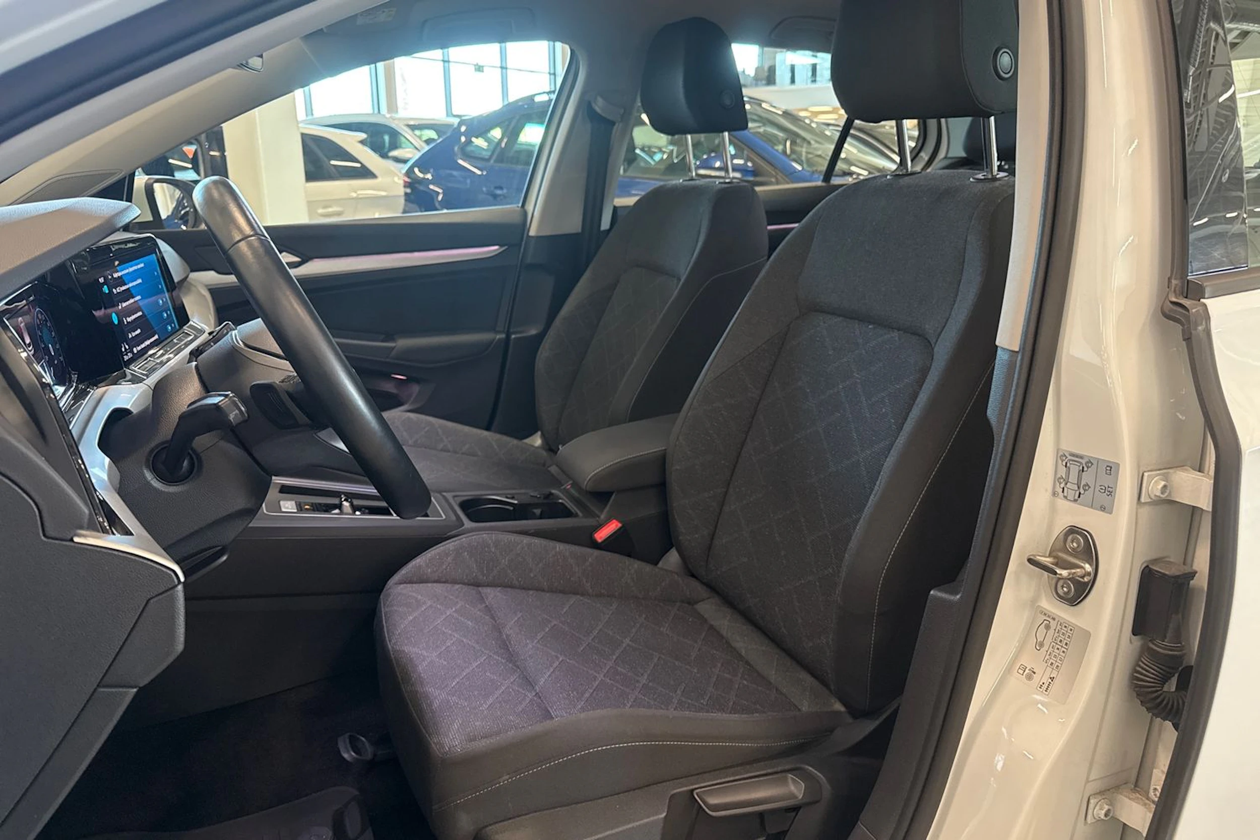 valkoinen Volkswagen Golf 2021 kuva 22.