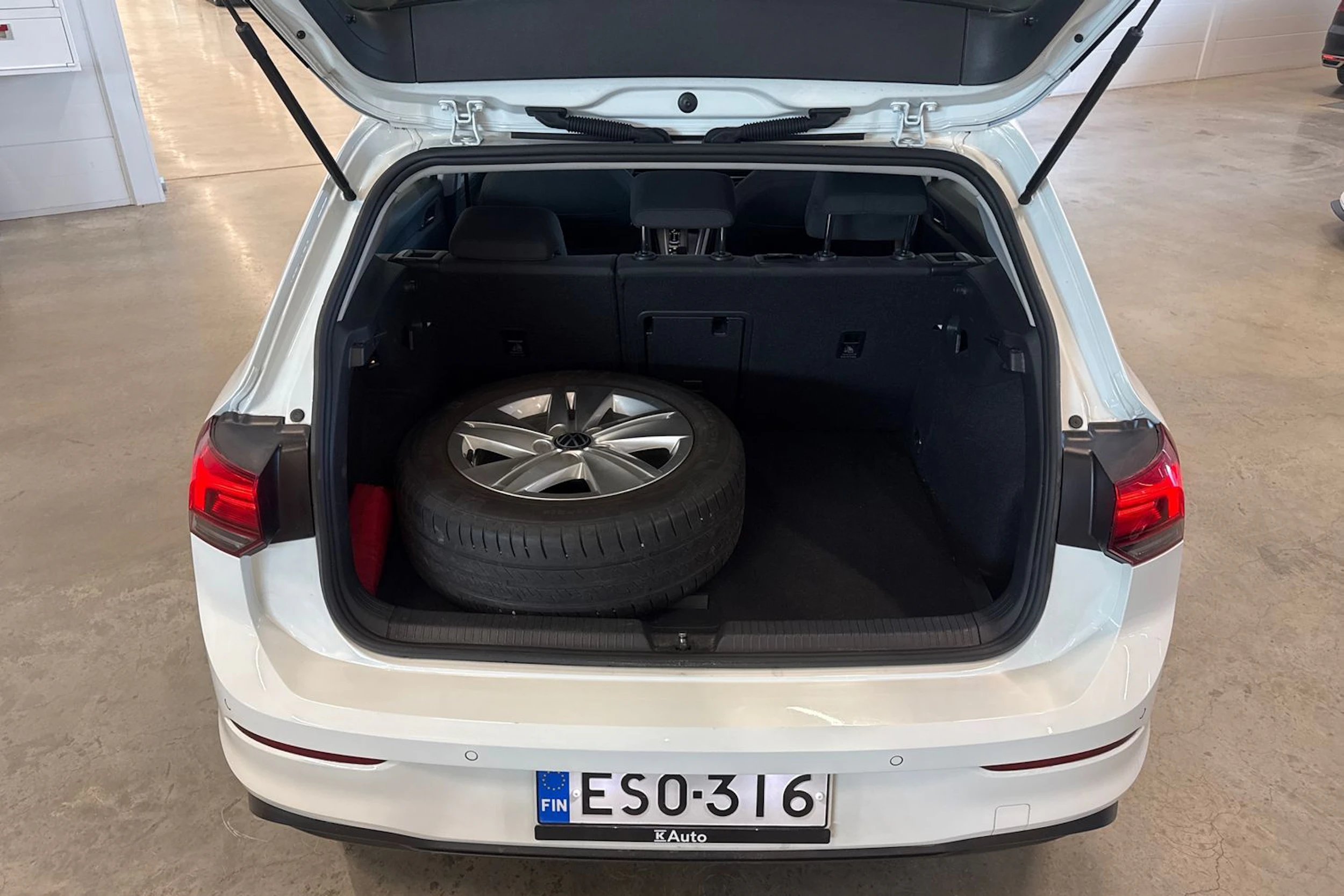 valkoinen Volkswagen Golf 2021 kuva 23.