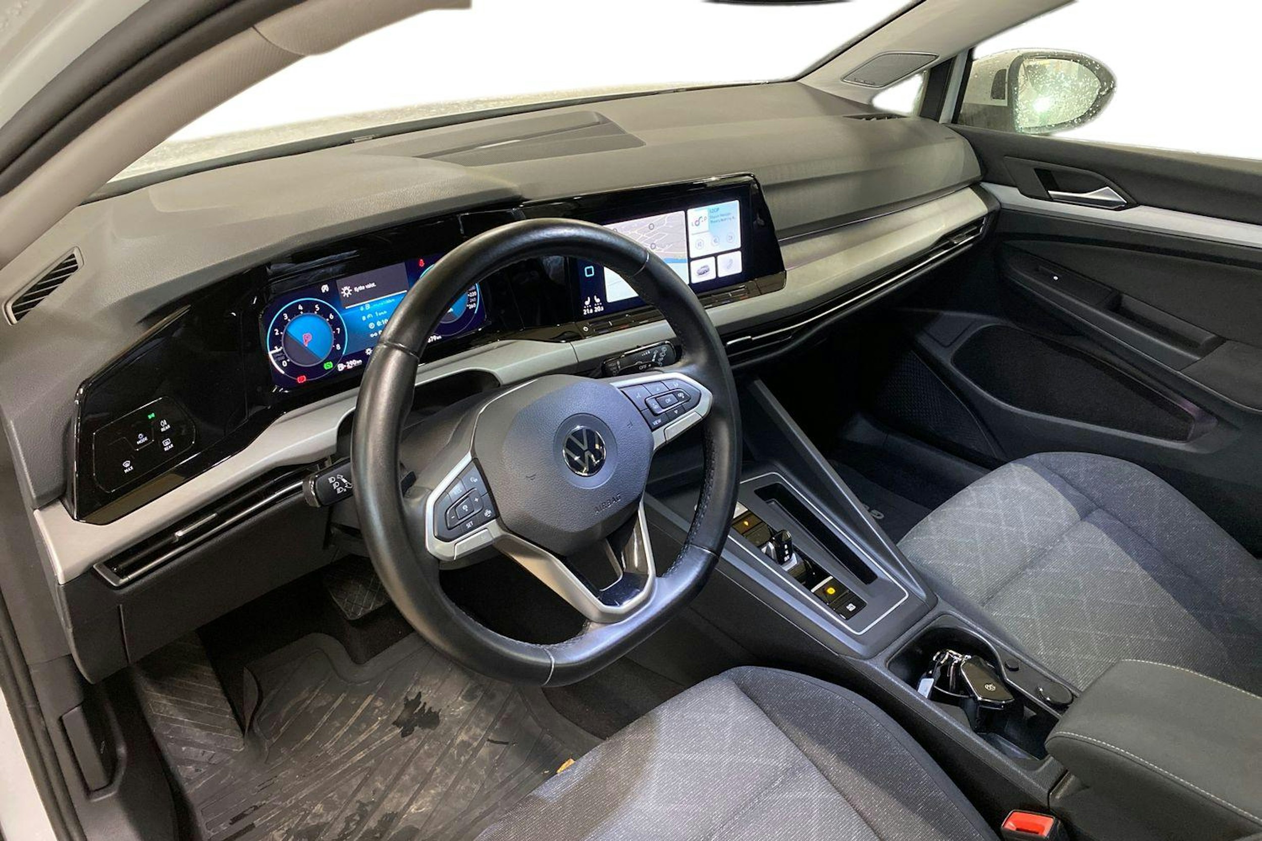 valkoinen Volkswagen Golf 2021 kuva 3.