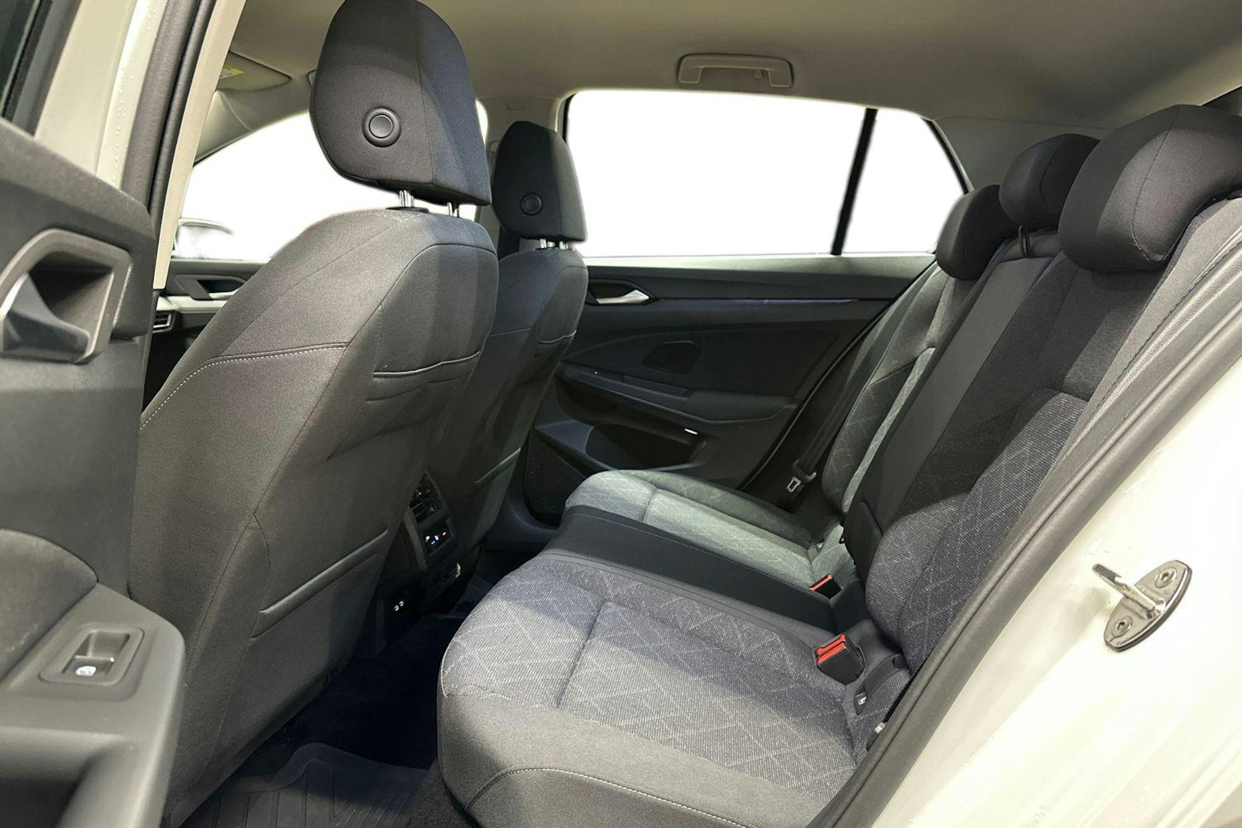 valkoinen Volkswagen Golf 2021 kuva 10.