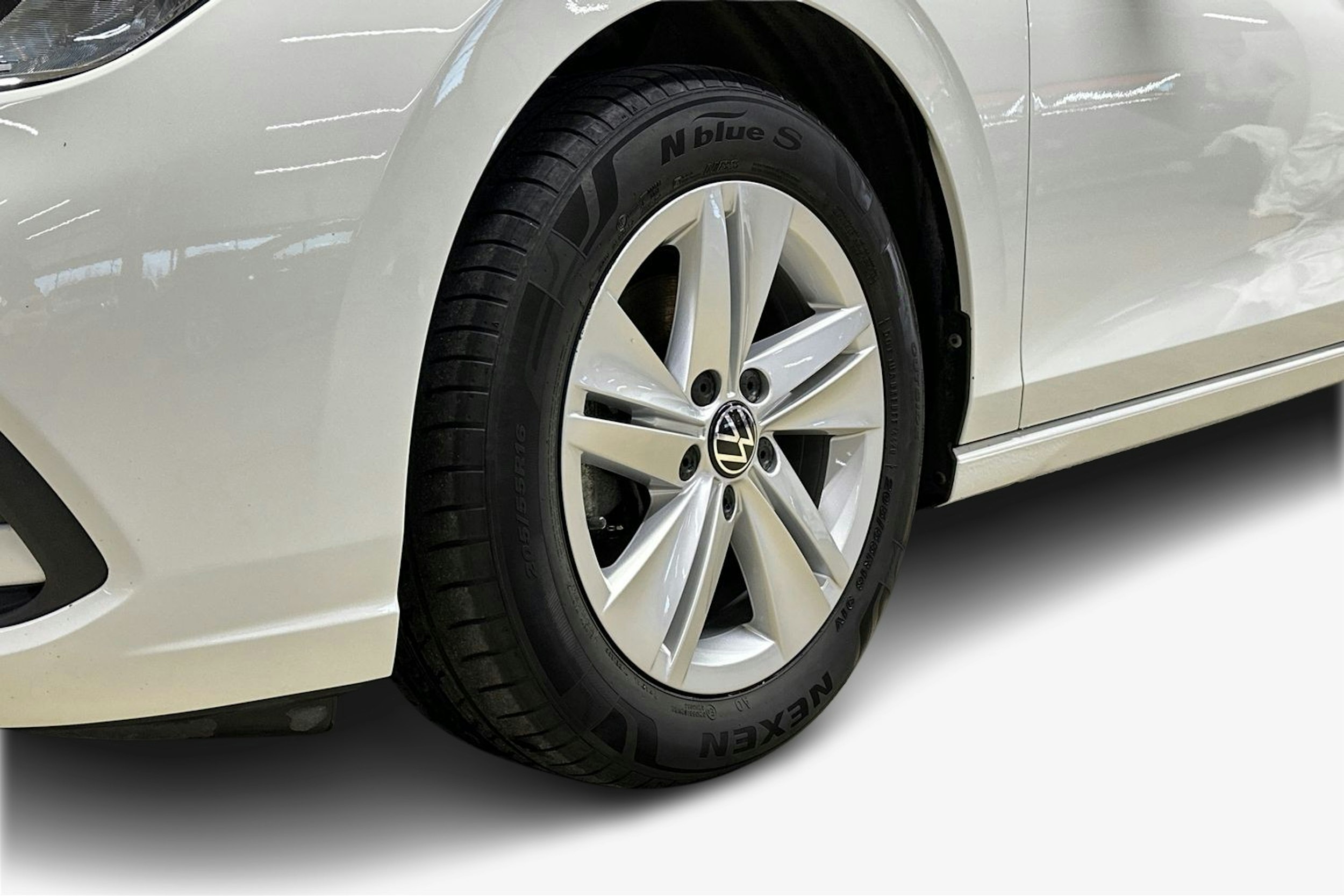 valkoinen Volkswagen Golf 2021 kuva 11.