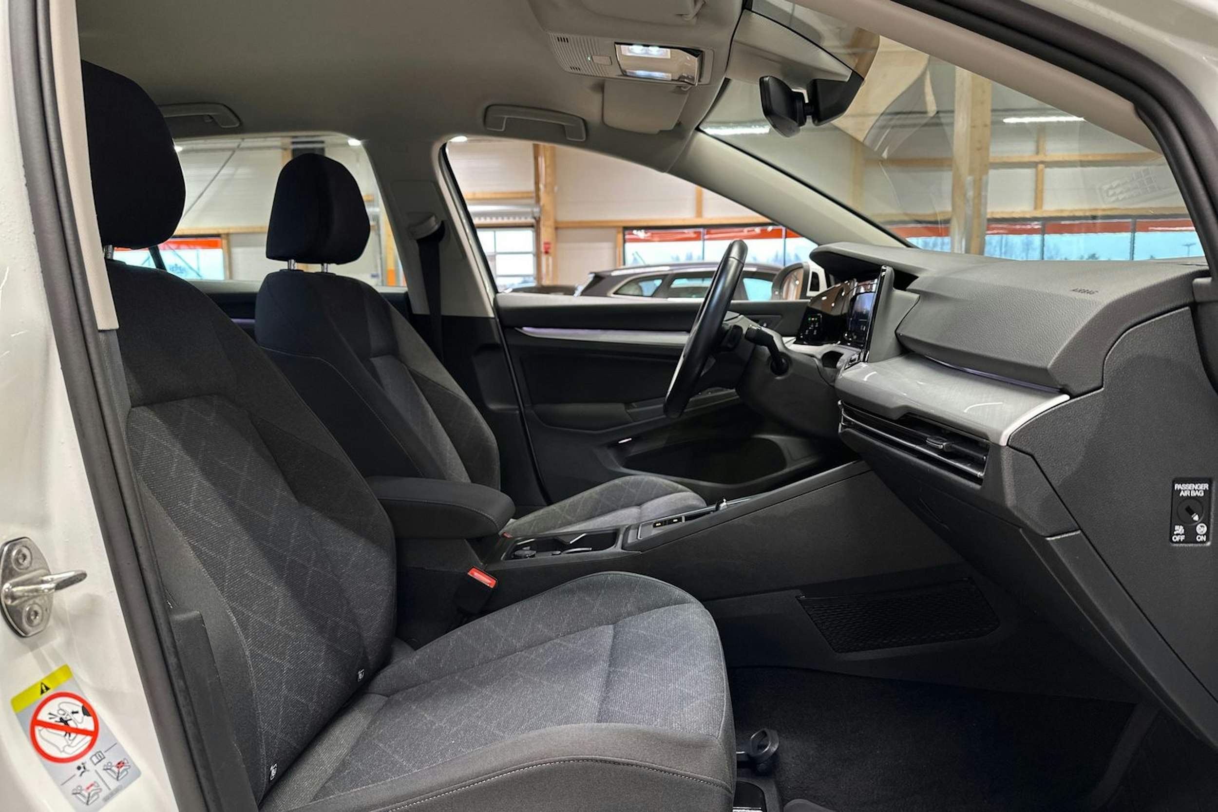 valkoinen Volkswagen Golf 2021 kuva 15.