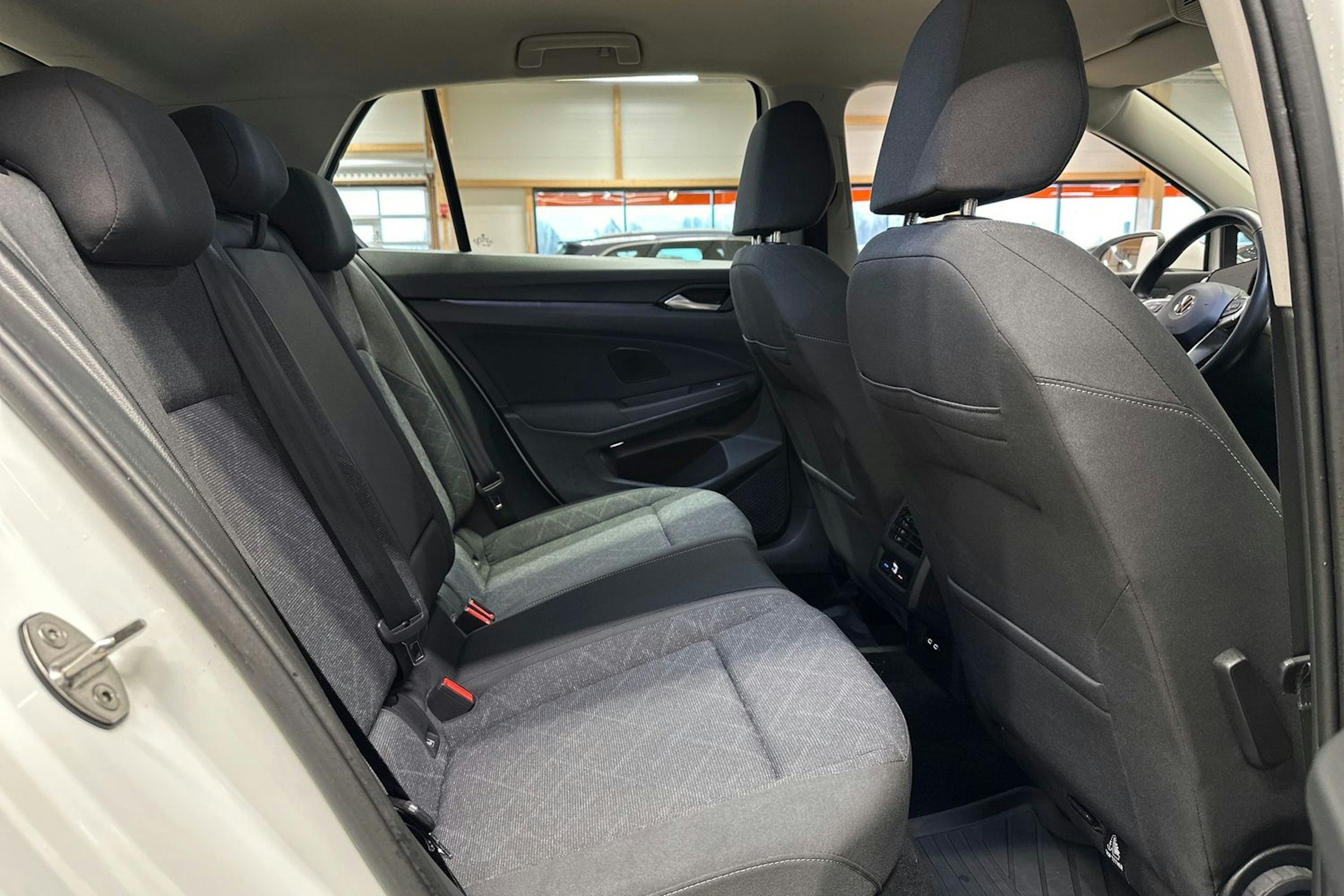 valkoinen Volkswagen Golf 2021 kuva 16.