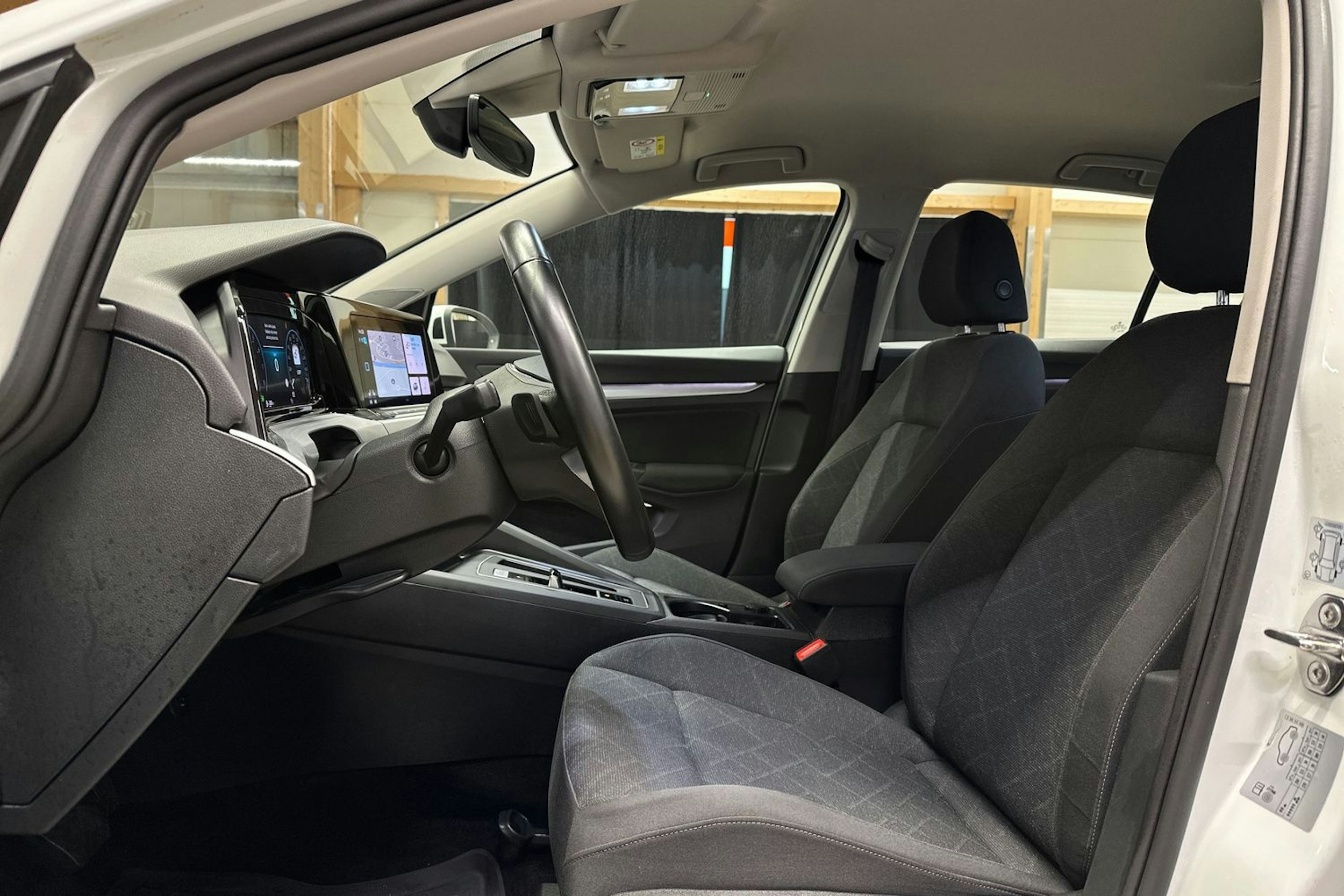 valkoinen Volkswagen Golf 2021 kuva 17.