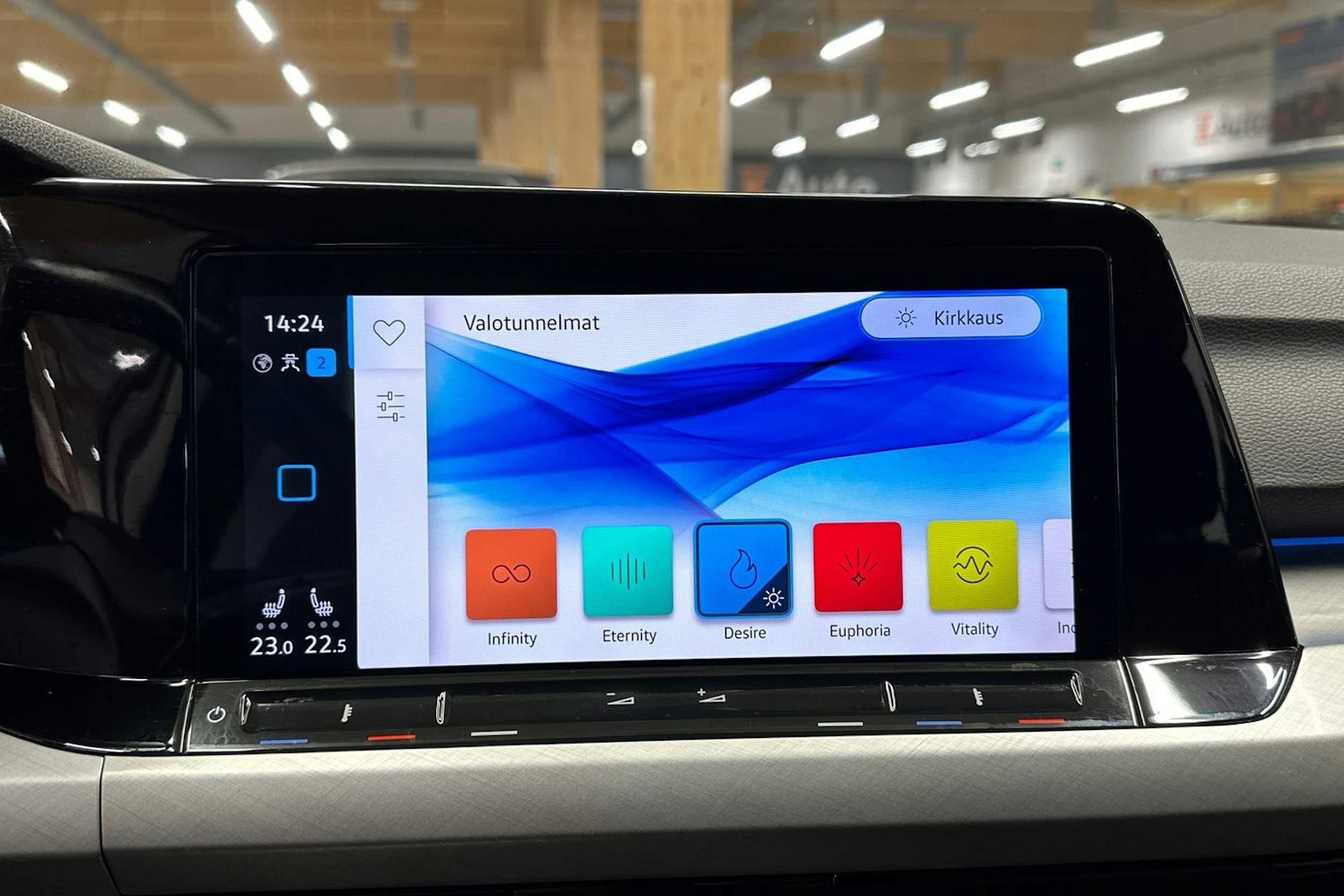 valkoinen Volkswagen Golf 2021 kuva 21.