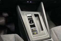 valkoinen Volkswagen Golf 2021 kuva 24.