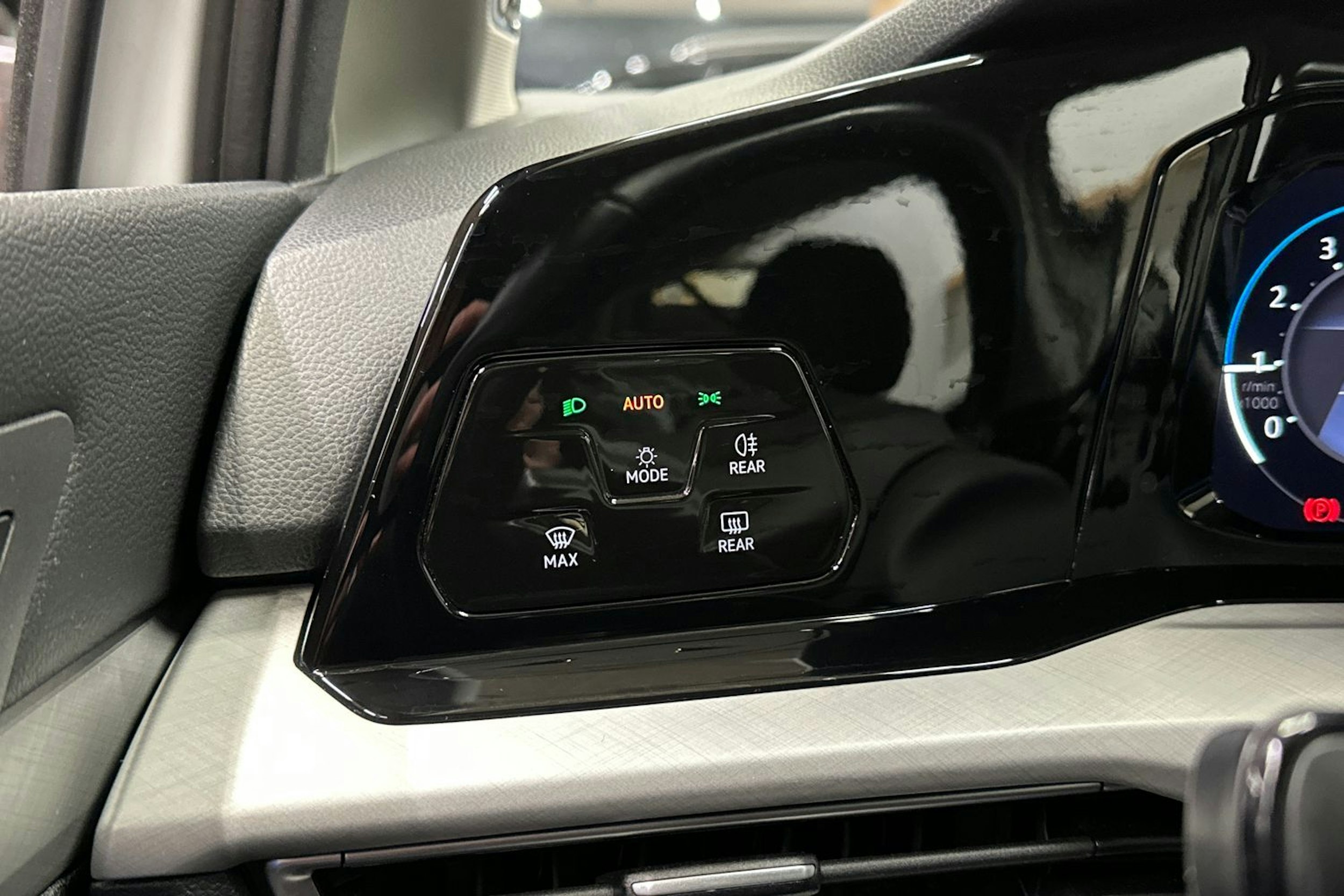 valkoinen Volkswagen Golf 2021 kuva 28.