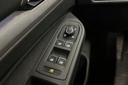 valkoinen Volkswagen Golf 2021 kuva 29.