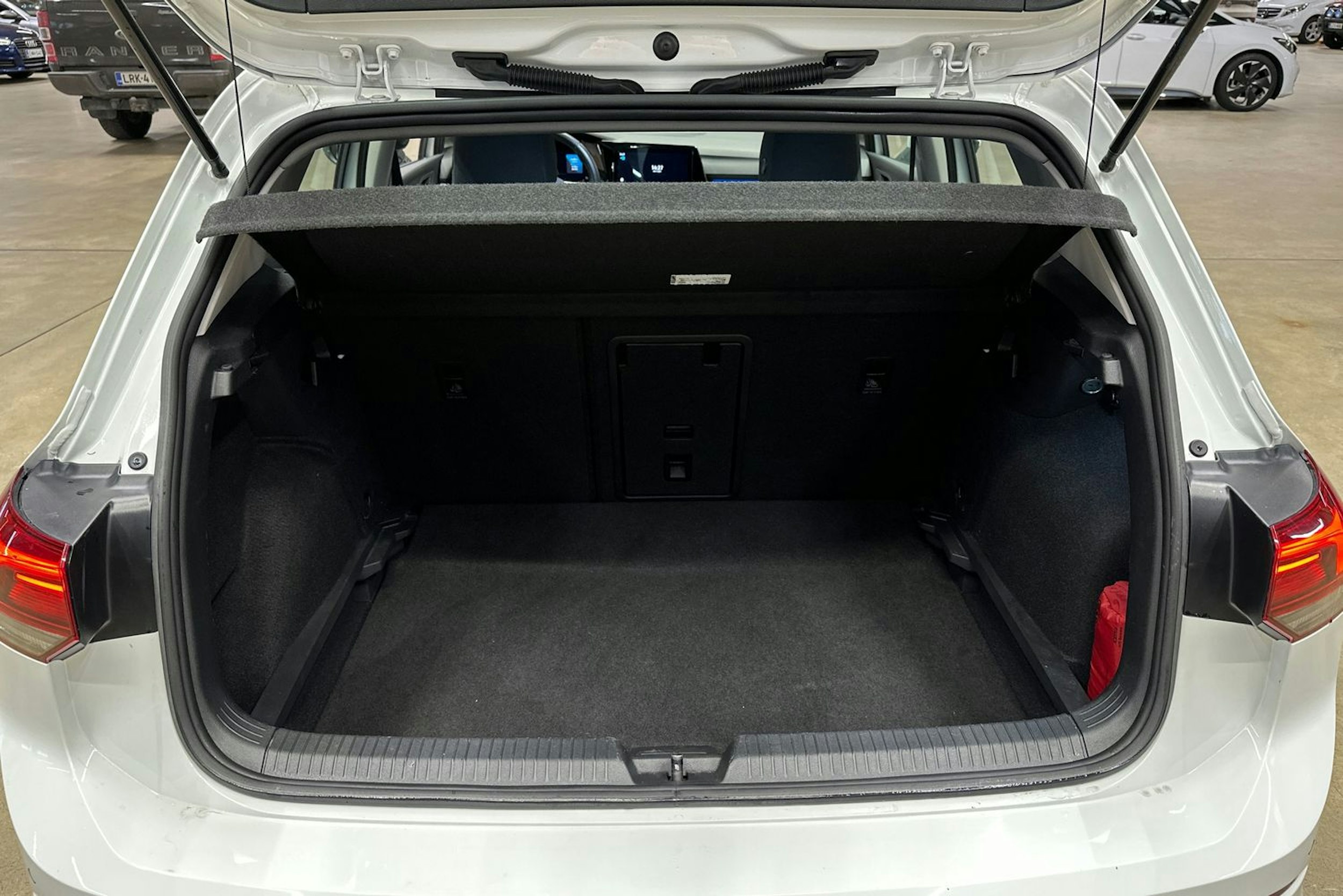 valkoinen Volkswagen Golf 2021 kuva 30.