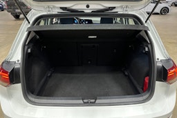 valkoinen Volkswagen Golf 2021 kuva 30.