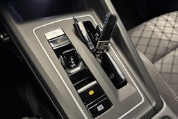 Punainen Volkswagen GOLF 2021 kuva 18.