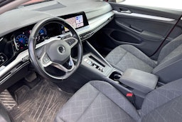punainen Volkswagen Golf 2021 kuva 3.