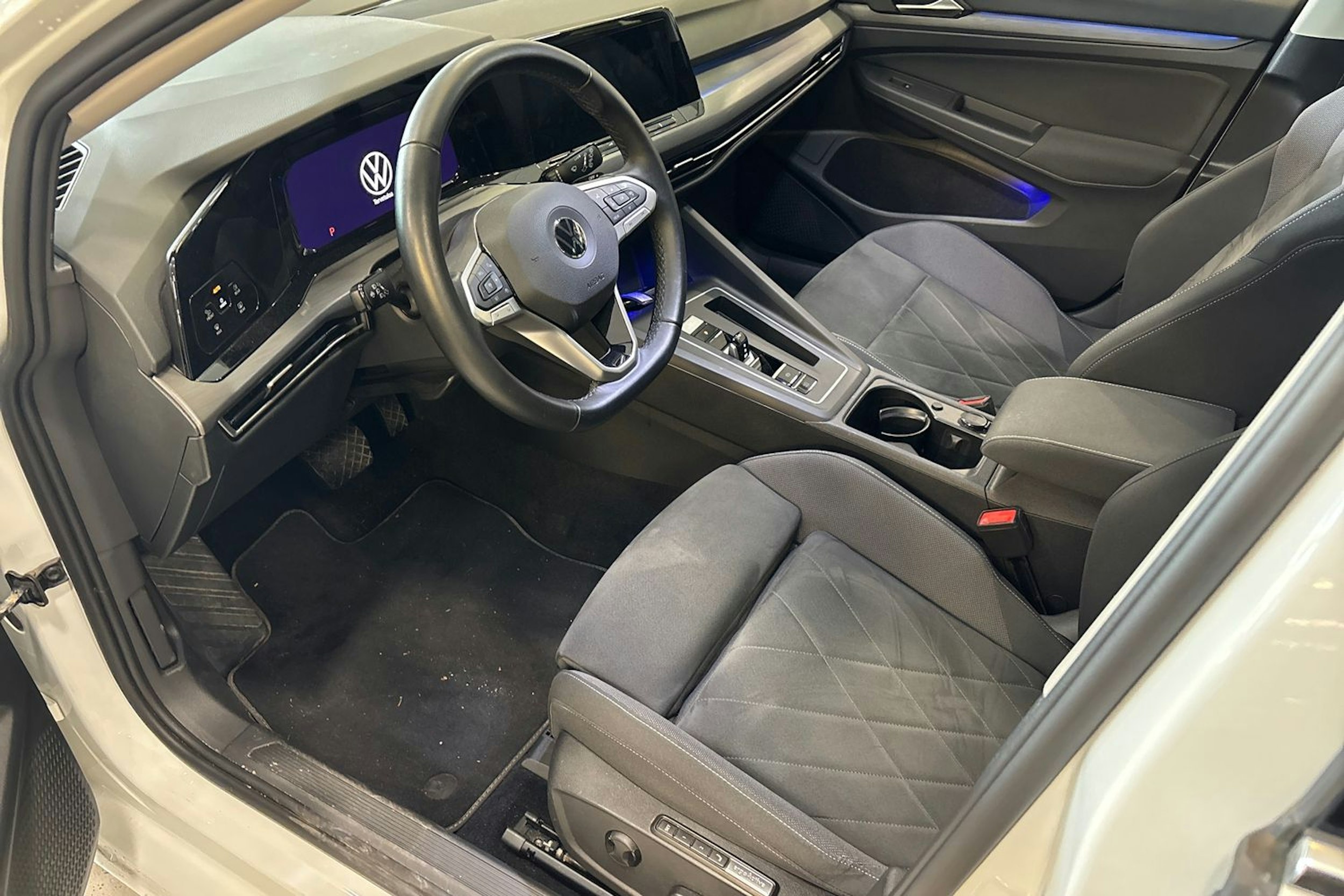 valkoinen Volkswagen Golf 2021 kuva 3.